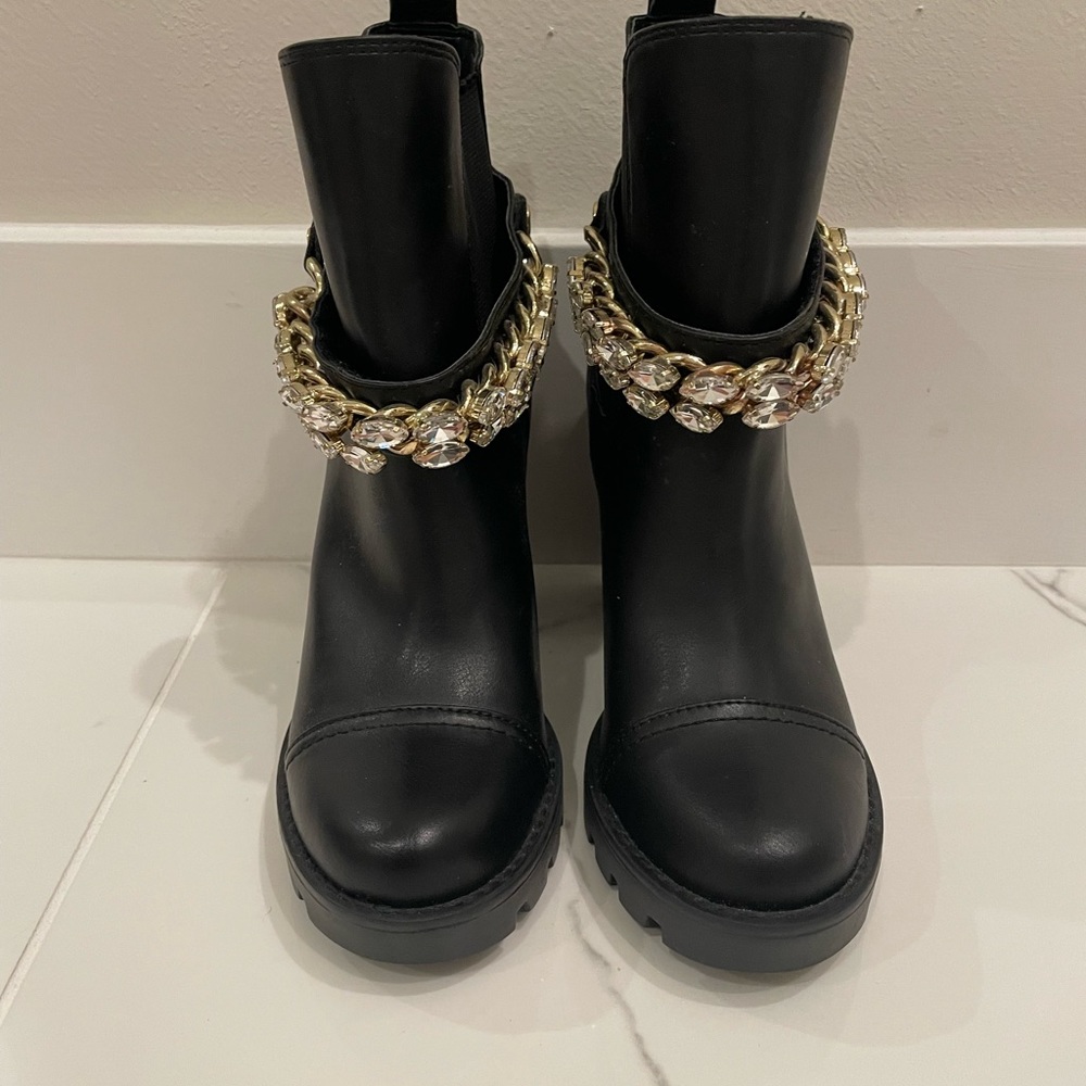 GUESS NEW sz 5.5 BLACK PULL ON ANKLE BOOT W/ CRYSTALS SET IN GOLD CHAIN